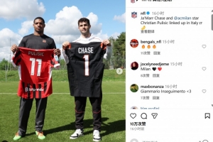 乐鱼体育-跨界联动！普利西奇与橄榄球球星贾马尔-蔡斯合影&amp;交换球衣