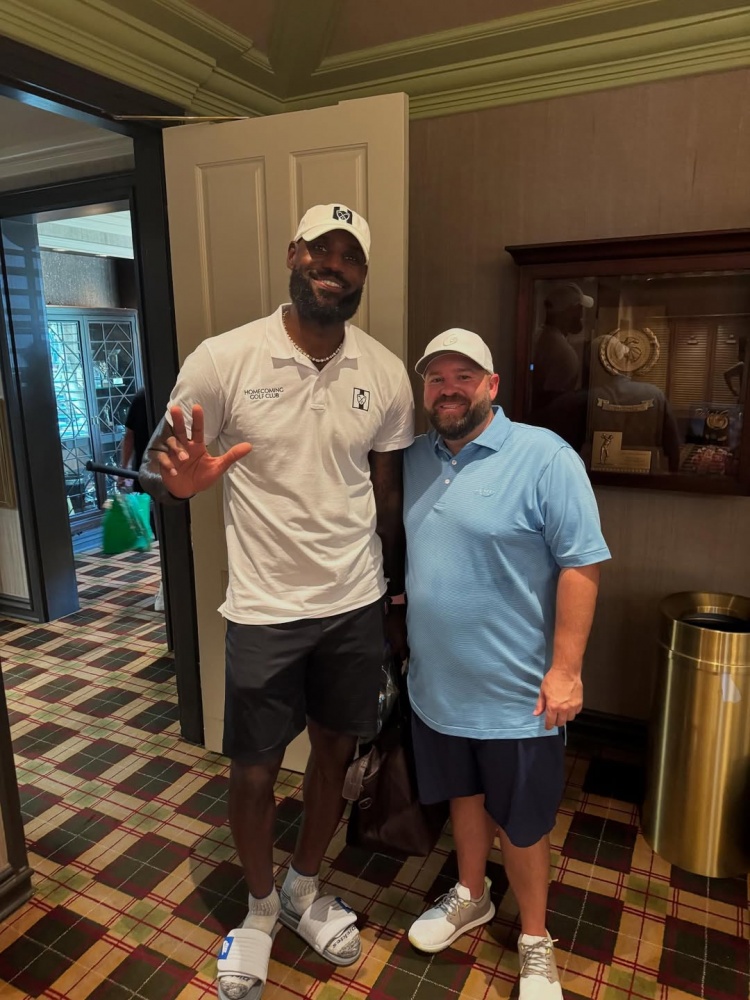 乐鱼体育官网-职业高尔夫球手分享与詹姆斯会面喜悦：荣幸相见，人生乐事！